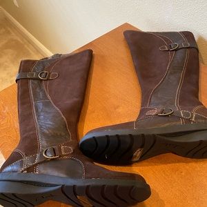 Clarks Size 5 Brown Suede Boots-Like New